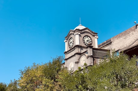 来一场不一样的旅行：走进新疆的大草原，查看察看群峰